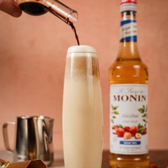 Monin becukris lazdyno riešutų sirupas turi sodrų riešutų skonį, primenantį vanilę ir irisą, todėl jis puikiai tinka jūsų kavos gėrimams (ypač latte) pagardinti. 🧋
Monin becukriame lazdyno riešutų kavos sirupe yra tik natūralūs ekstraktai be cukraus ar dirbtinių kvapiųjų medžiagų, be riebalų, be cholesterolio. Tinka vegetarams, veganams. Atkreipkite dėmesį, kad Monin becukriame lazdyno riešutų sirupe yra lazdyno riešutų ekstrakto ir jis netinka, jei esate alergiškas riešutams.🥜
Įsigykite www.necukrinis.lt🍹